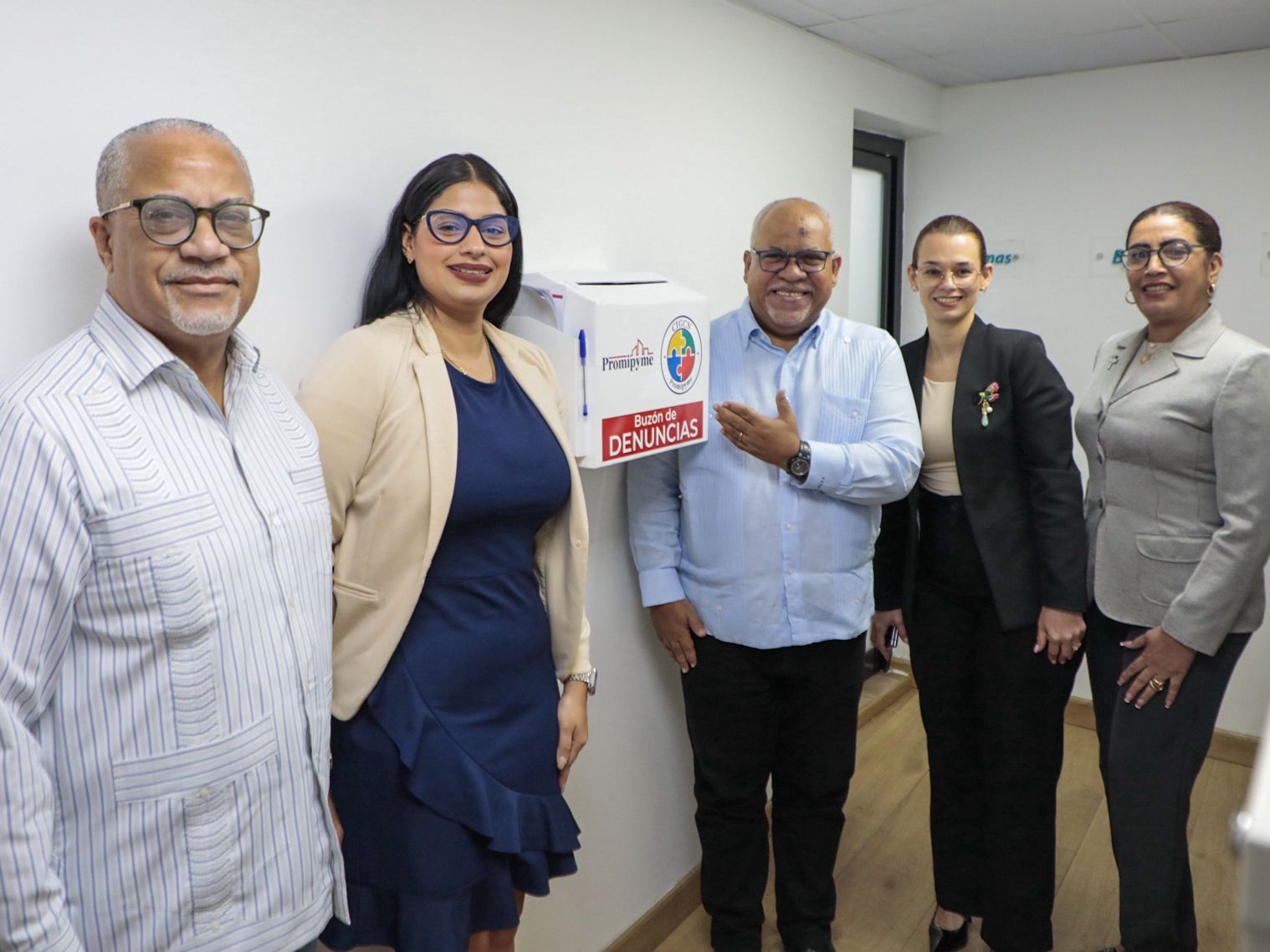 Instalacion De Buzon De Sugerencia